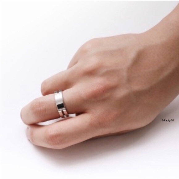 New Authentic Gucci Trademark Ring w/ Cut-Out Band - Picture 3 of 8